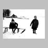 002-0046 Winter in Assacken, im Bild die Geschwister Anneliese und Heinz Klaer.jpg